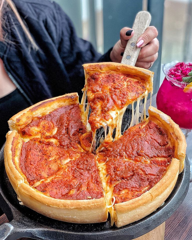 Pizza nhồi cheese kiểu Chicago chính là món ăn bạn không nên bỏ lỡ khi đến ﻿Cowboy Jack's